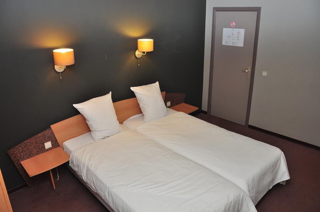 Hotel Afrit 28 Heusden-Zolder Zimmer foto